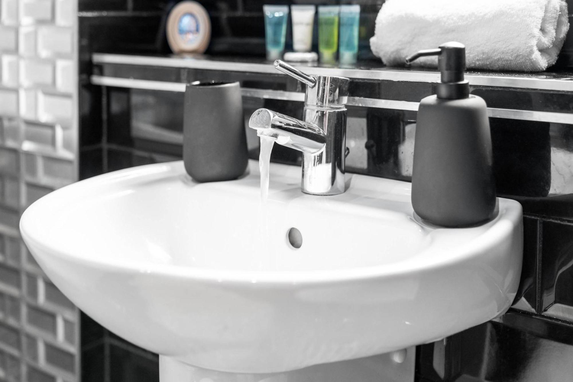 Luxury 1 Bed Flat With Parking 11K - Top Rated - Netflix - Wifi - 70 Inch Smart Tv - Birmingham City Centre - Tv In Bedroom - Top Rated מראה חיצוני תמונה