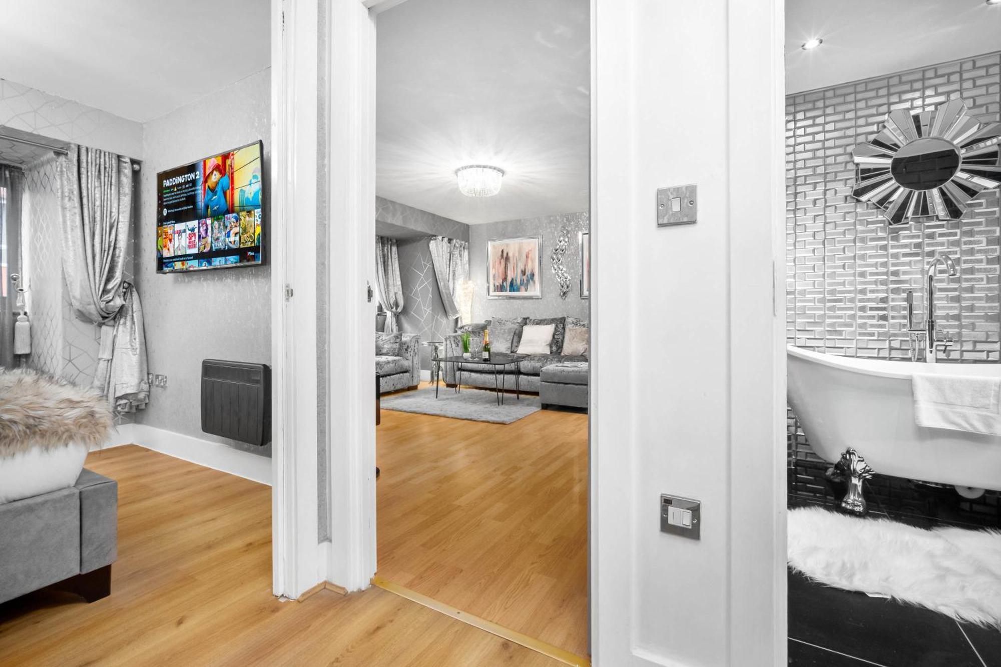 Luxury 1 Bed Flat With Parking 11K - Top Rated - Netflix - Wifi - 70 Inch Smart Tv - Birmingham City Centre - Tv In Bedroom - Top Rated מראה חיצוני תמונה